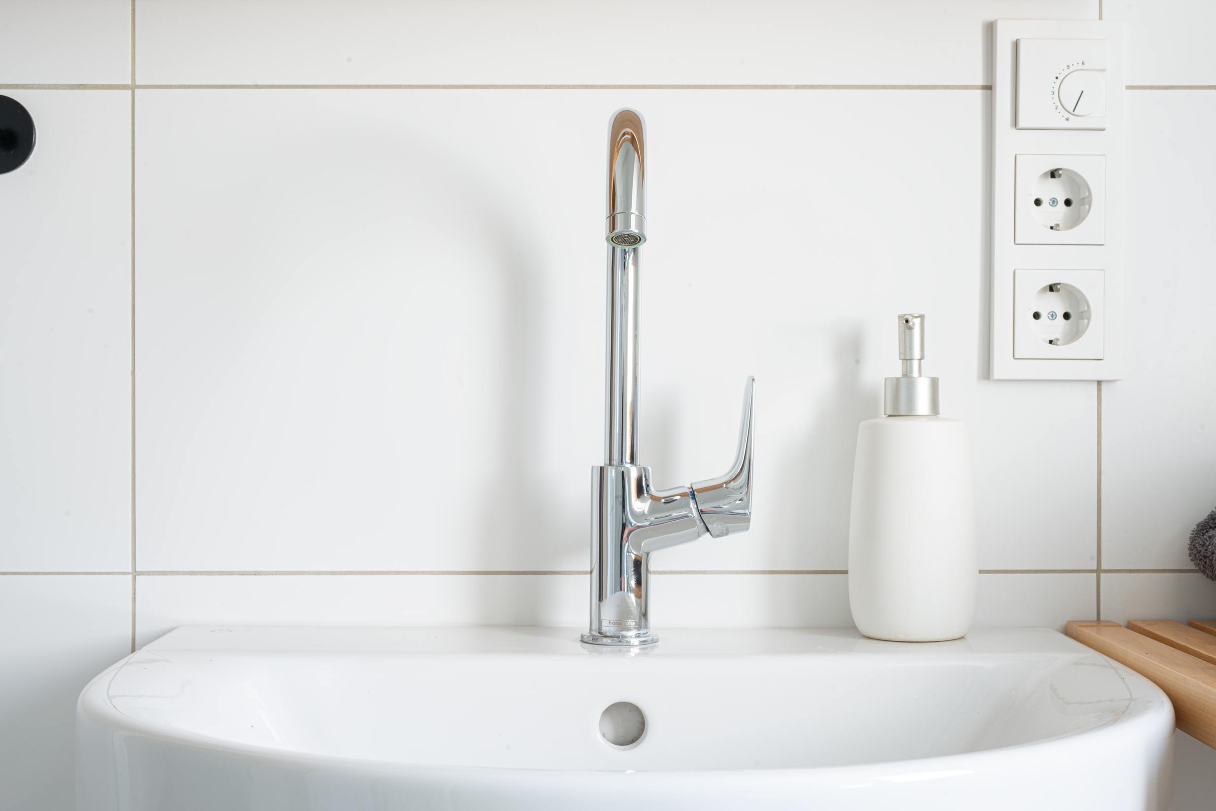 Badezimmer_Amaturen__II_apartment_in_bilk_wohnen_auf_zeit_temporary_living_moebiliert_citywohnung_singlewohnung_stadtwohnung_wochenende_kurzurlaub_messe_pendlerwohnung_zentral_du