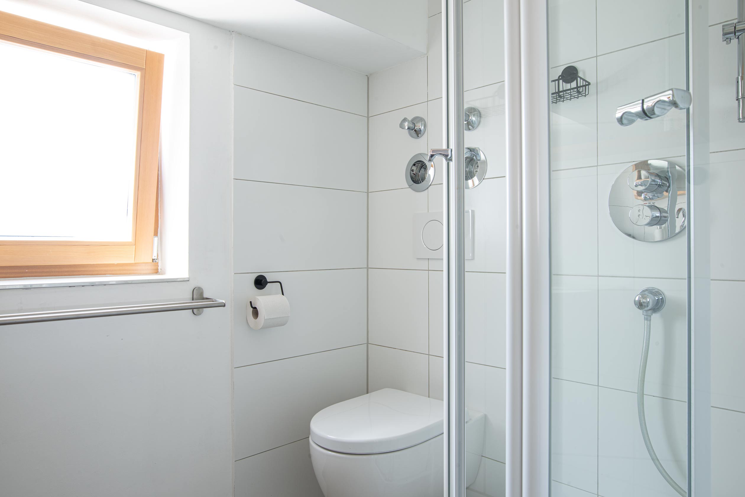Badezimmer_Dusche_apartment_in_bilk_wohnen_auf_zeit_temporary_living_moebiliert_citywohnung_modern_singlewohnung_stadtwohnung_wochenende_kurzurlaub_messe_pendlerwohnung_zentral_du