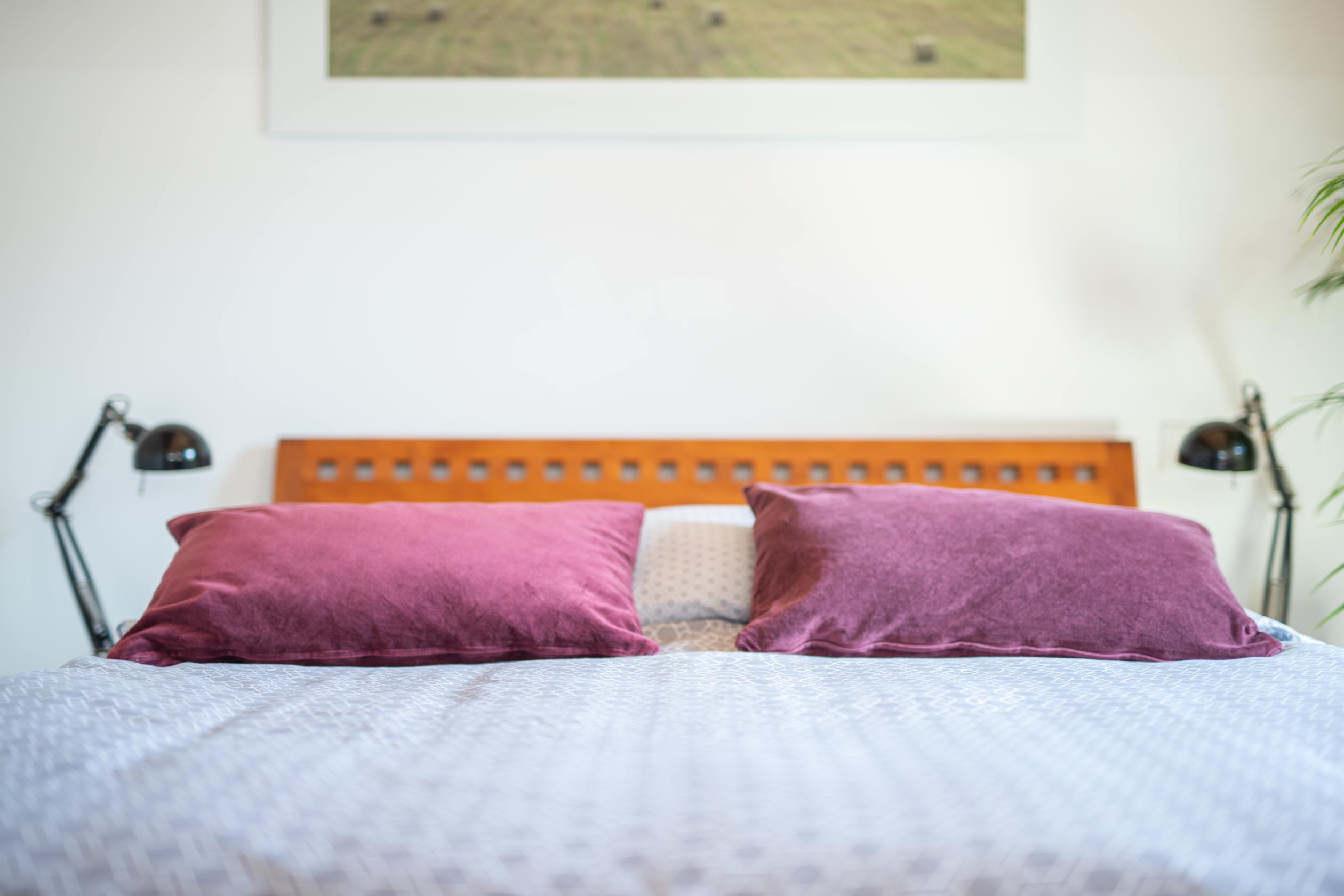 Bett_Detail_II__apartment_in_bilk_wohnen_auf_zeit_temporary_living_moebiliert_citywohnung_modern_singlewohnung_stadtwohnung_wochenende_kurzurlaub_messe_pendlerwohnung_zentral_du