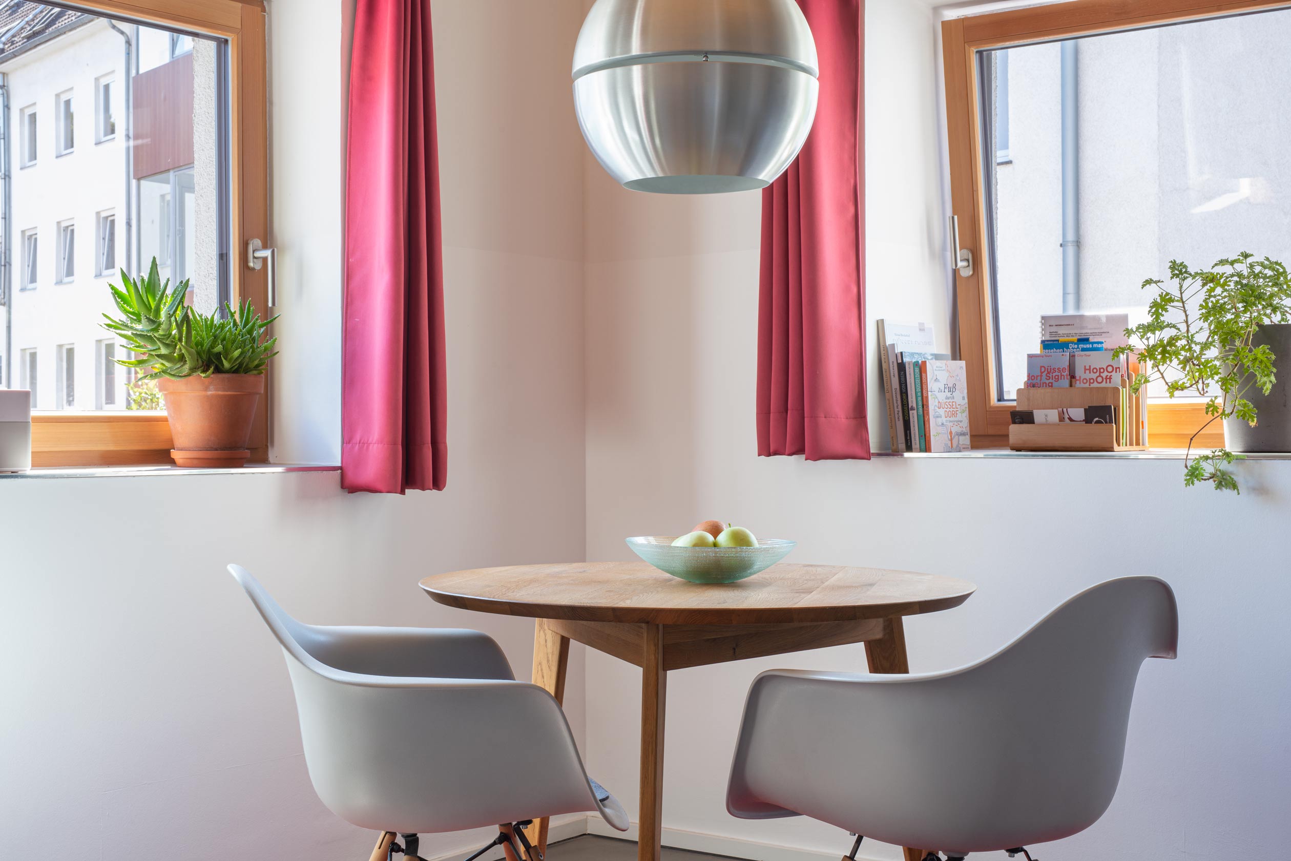 Esstisch_II_apartment_in_bilk_wohnen_auf_zeit_temporary_living_moebiliert_citywohnung_modern_singlewohnung_stadtwohnung_wochenende_kurzurlaub_messe_pendlerwohnung_zentral_du