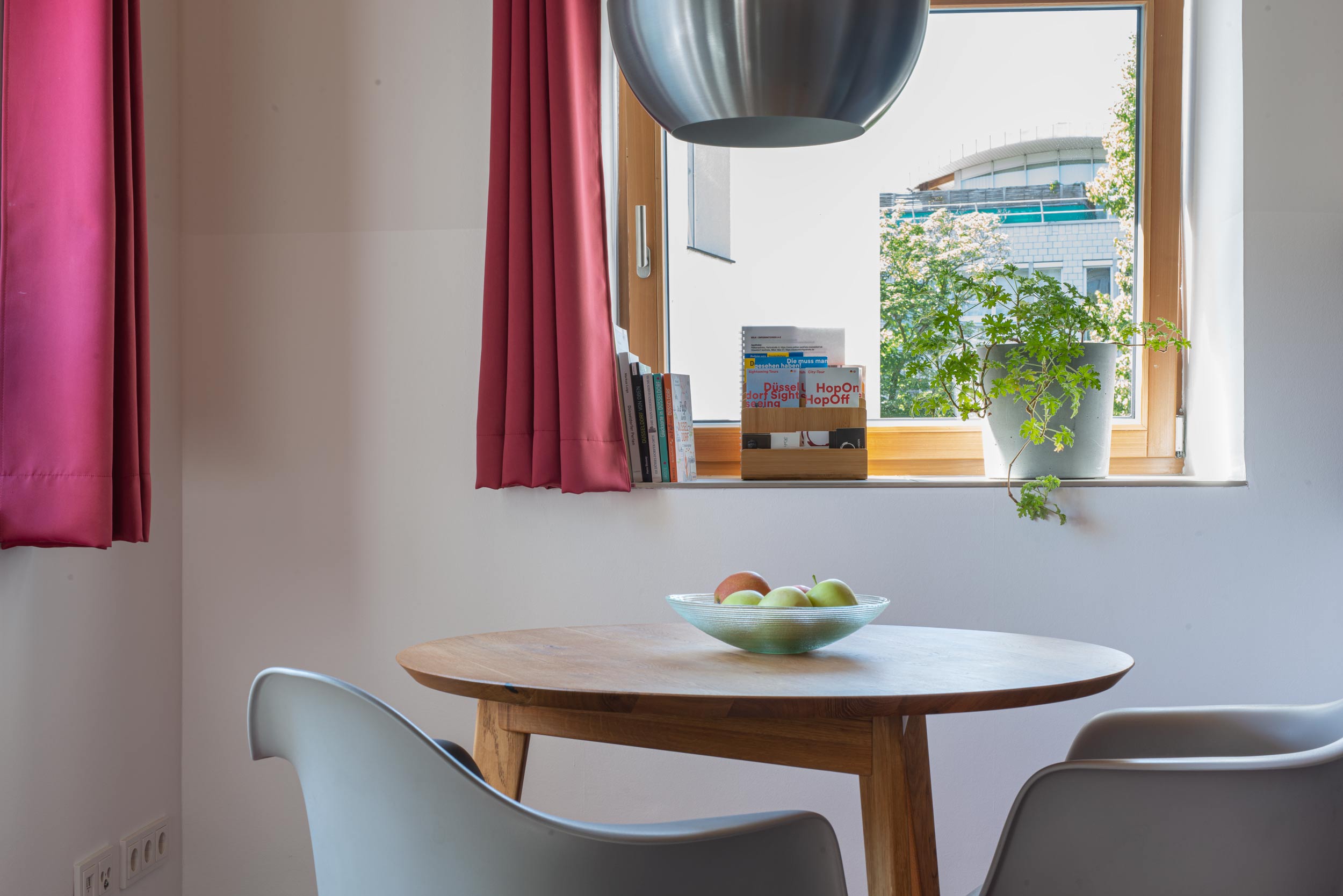 Esstisch_apartment_in_bilk_wohnen_auf_zeit_temporary_living_moebiliert_citywohnung_modern_singlewohnung_stadtwohnung_wochenende_kurzurlaub_messe_pendlerwohnung_zentral_du