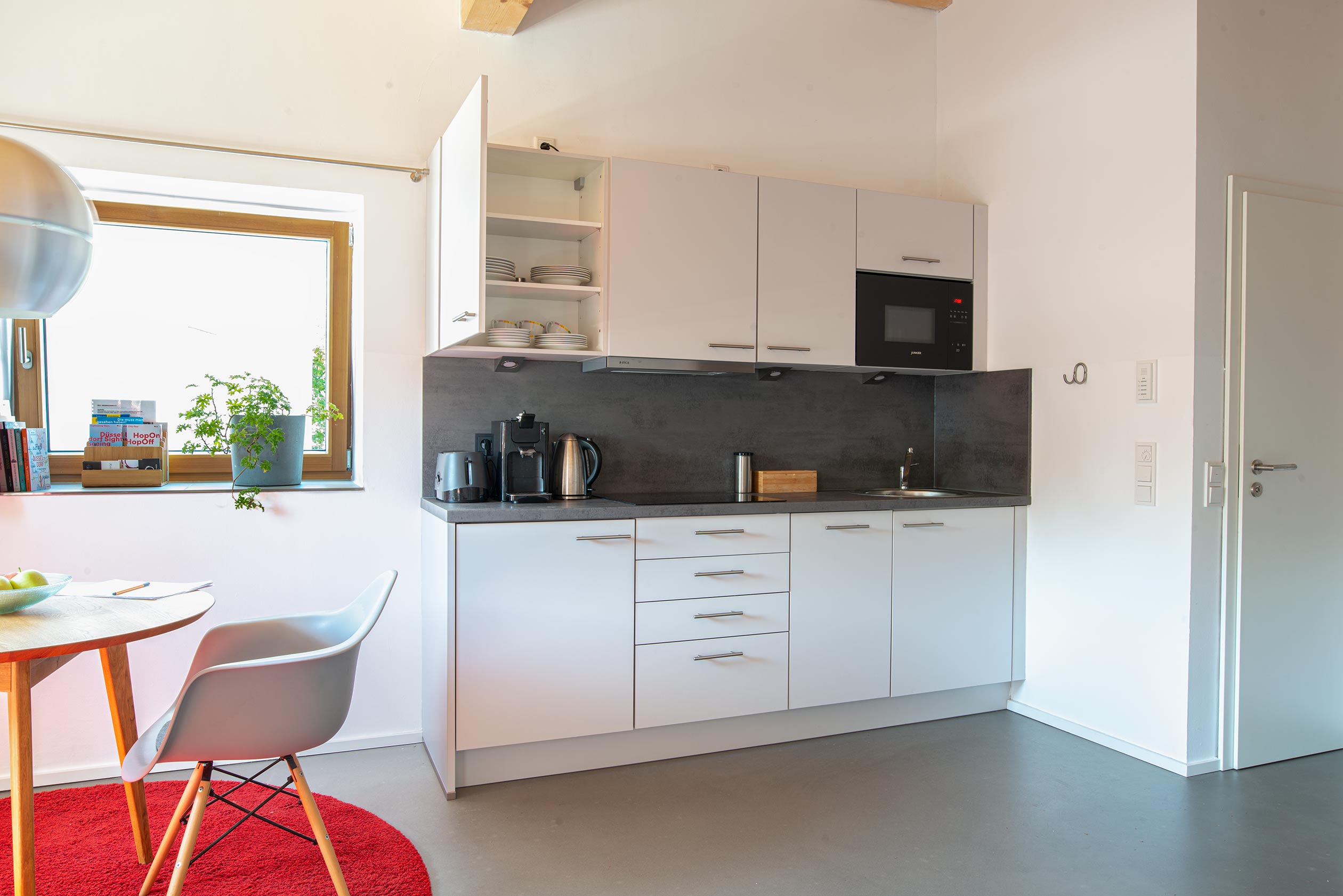 kueche_apartment_in_bilk_wohnen_auf_zeit_moebiliert_citywohnung_modern_singlewohnung_stadtwohnung_wochenende_kurztrip_kurzurlaub_messe_pendlerwohnung_zentral_duesseldorf