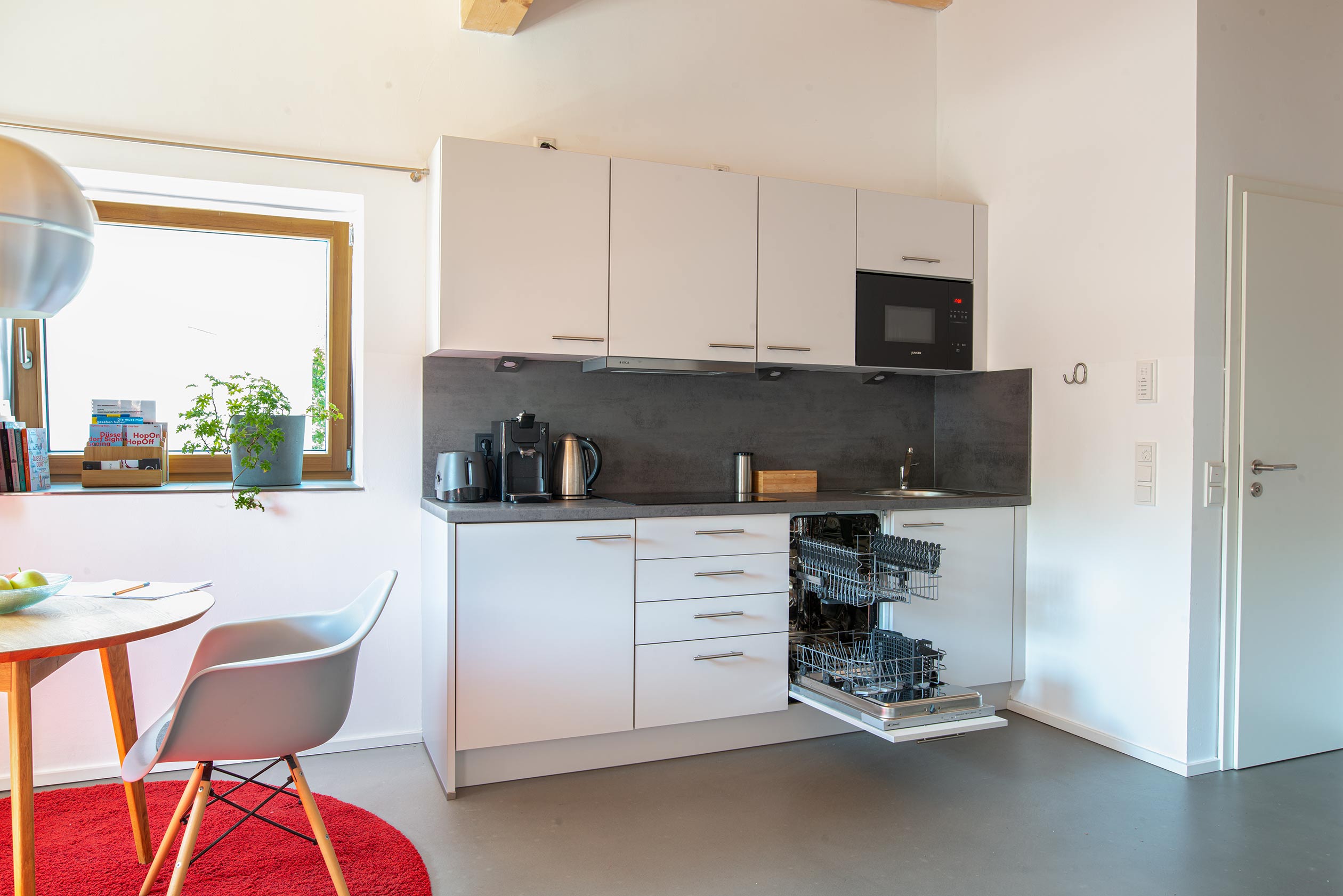 kueche_apartment_in_bilk_wohnen_auf_zeit_temporary_living_moebiliert_citywohnung_modern_singlewohnung_stadtwohnung_wochenende_kurztrip_kurzurlaub_messe_pendlerwohnung_zentral_duesseldorf