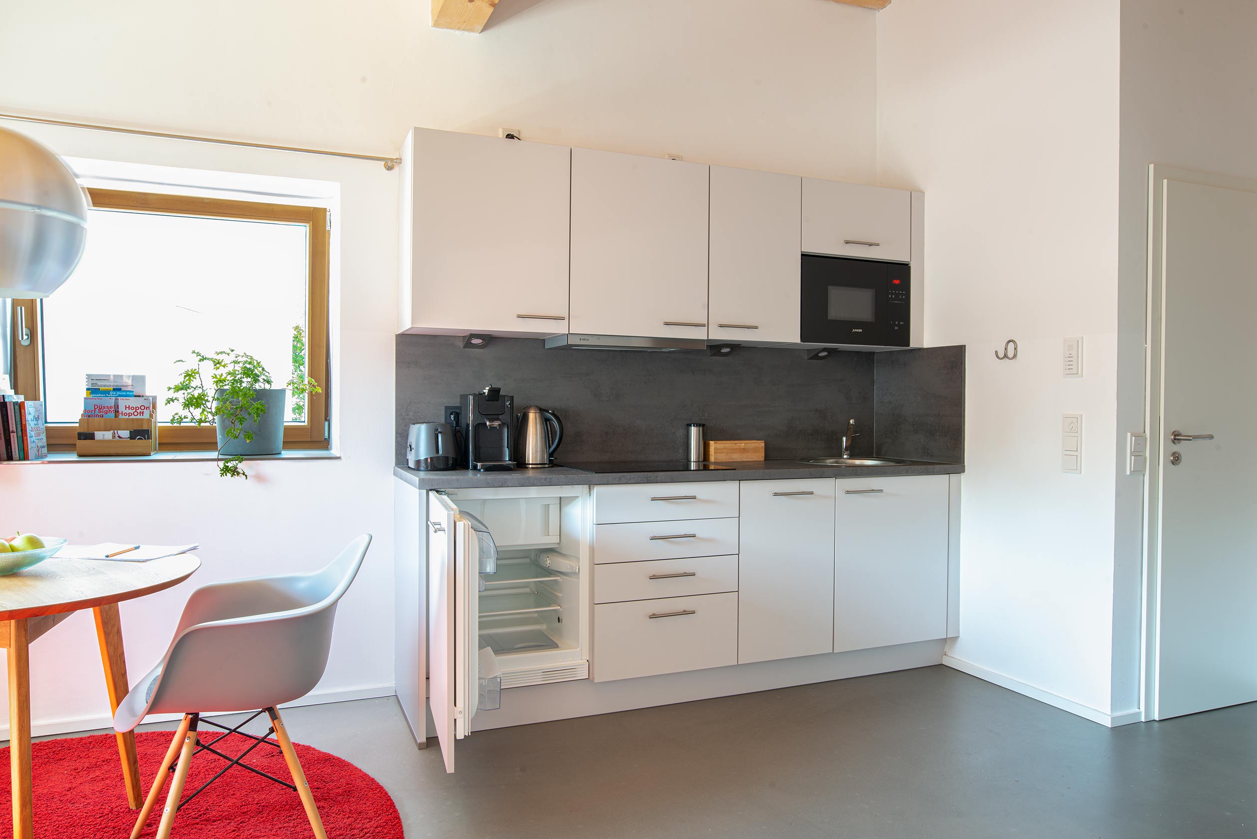 kueche_apartment_in_bilk_wohnen_auf_zeit_temporary_living_moebiliert_citywohnung_modern_singlewohnung_stadtwohnung_wochenende_kurztrip_messe_pendlerwohnung_zentral_duesseldorf