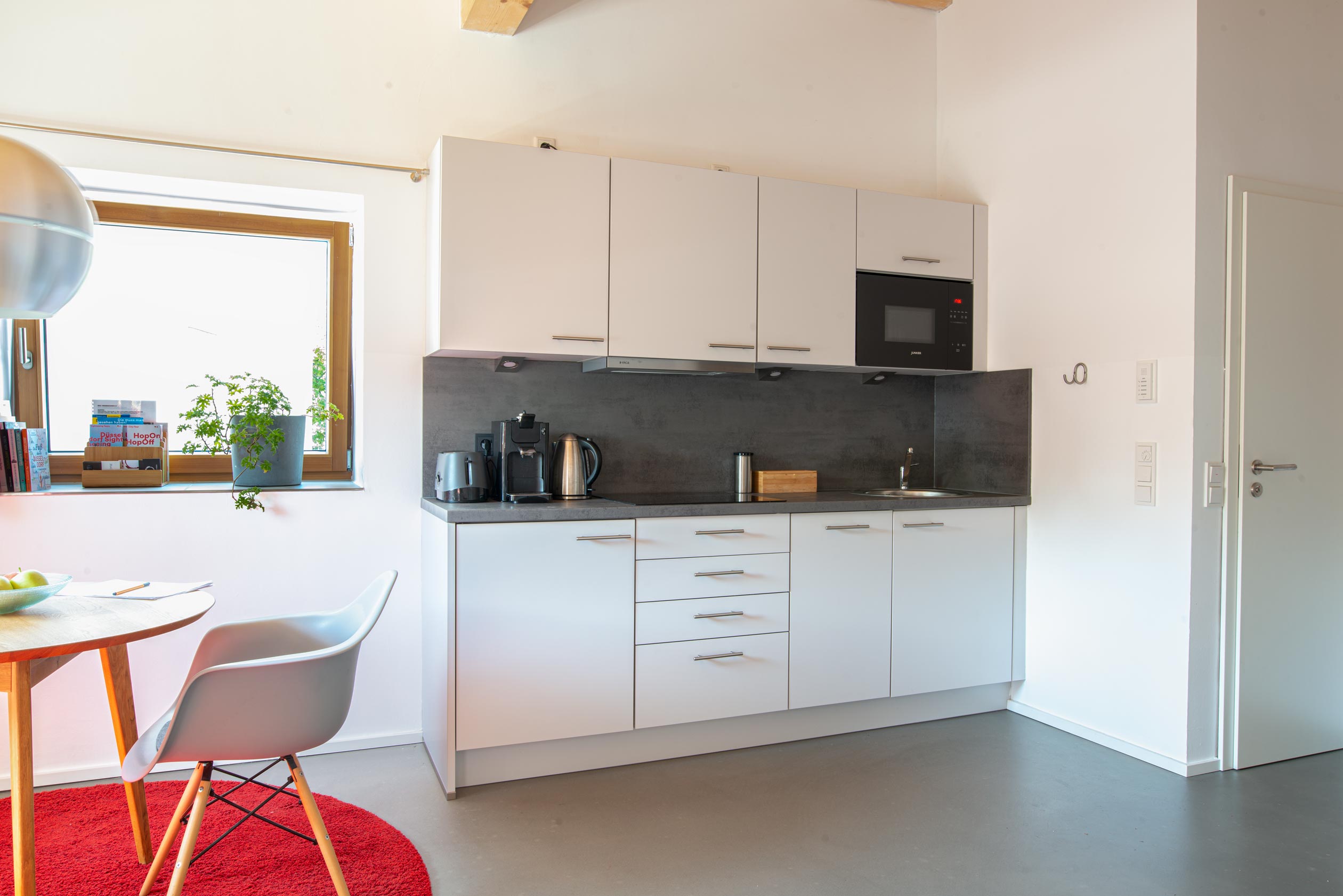 kueche_apartment_in_bilk_wohnen_auf_zeit_temporary_living_moebiliert_citywohnung_modern_singlewohnung_stadtwohnung_wochenende_kurzurlaub_messe_pendlerwohnung_zentral_duesseldorf